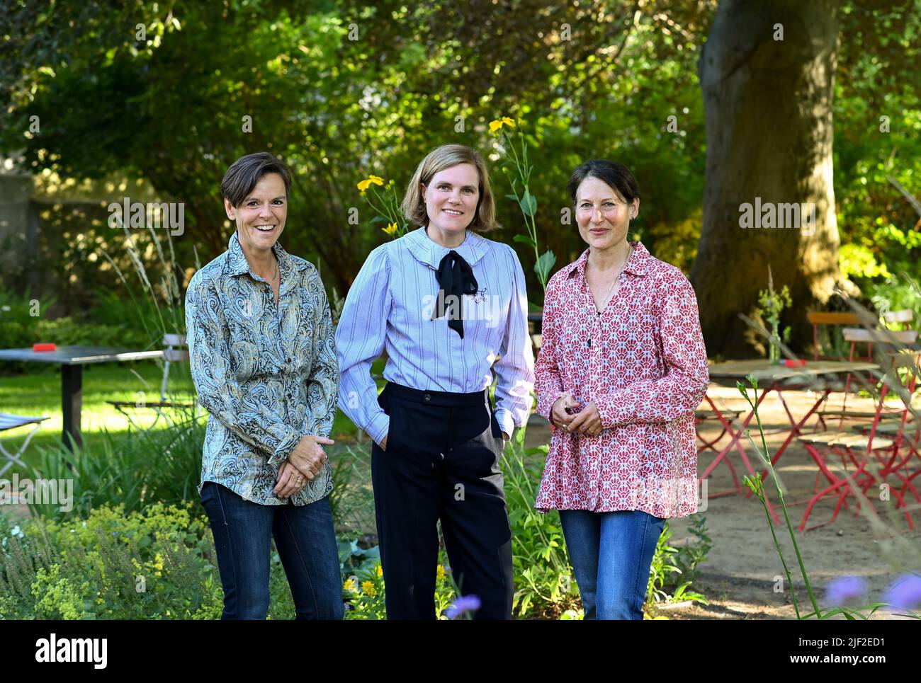 Potsdam, Allemagne. 28th juin 2022. L'auteur Antje Ravik Strubel (l-r), l'actrice Fritzi Haberlandt et l'auteur Zaia Alexander se joignent au festival littéraire 10th LIT:potsdam pour une lecture dans le parc de Villa Schöningen. Les textes stylistiques uniques de Joan Didion et impressionnante, moins connue courte prose de Virginia Woolf seront présentés. Le festival aura lieu de 26,06. À 03.07.2022 sous la devise 'ce qui nous connecte'. Credit: Jens Kalaene/dpa/Alamy Live News Banque D'Images