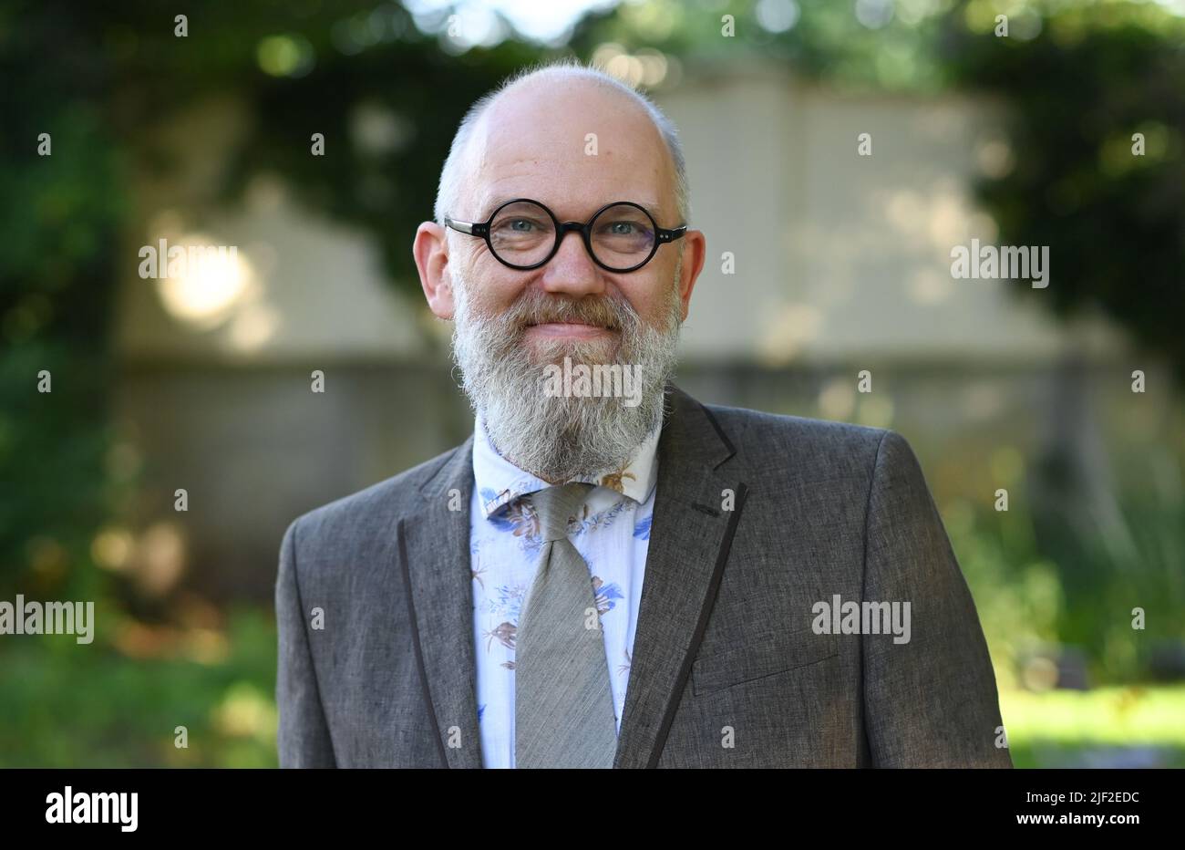 Potsdam, Allemagne. 28th juin 2022. Thomas Böhm, directeur artistique de LIT:potsdam, au festival littéraire de 10th LIT:potsdam dans le parc de Villa Schöningen. Au cours d'une lecture, des textes de Joan Didion et une courte prose moins connue de Virginia Woolf seront présentés ici. Le festival aura lieu de 26,06. À 03.07.2022 sous la devise 'ce qui nous connecte'. Credit: Jens Kalaene/dpa/Alamy Live News Banque D'Images