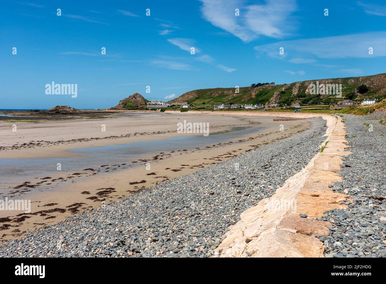 Mur de mer et plage à l'extrémité nord de la baie de St Ouen à Jersey Banque D'Images