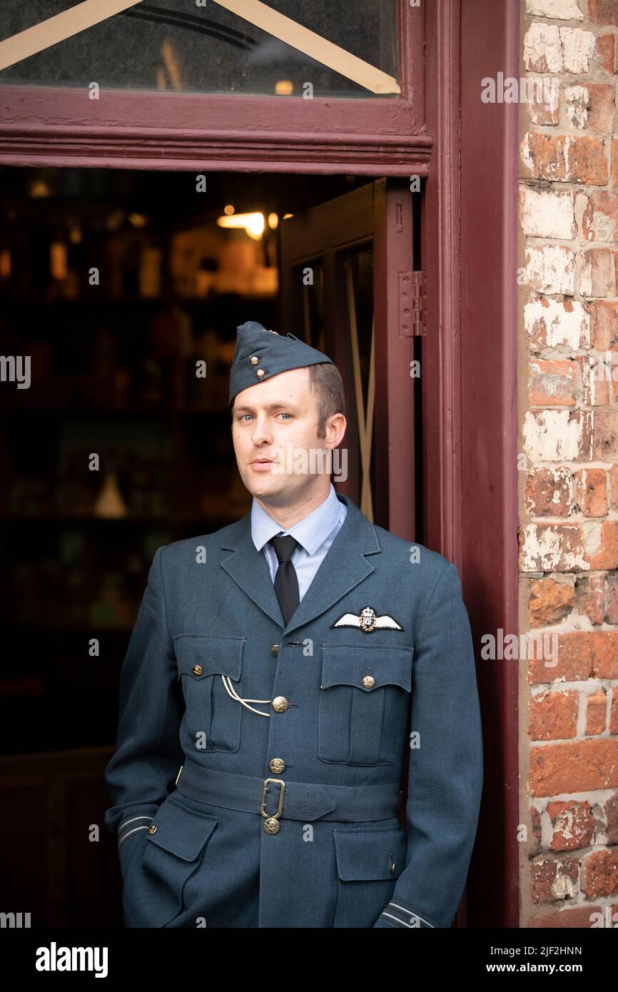 Dudley, West Midlands-royaume-uni 13 juillet 2019 un jeune homme de l'uniforme royal de l'armée de l'air se tient dans une porte Banque D'Images