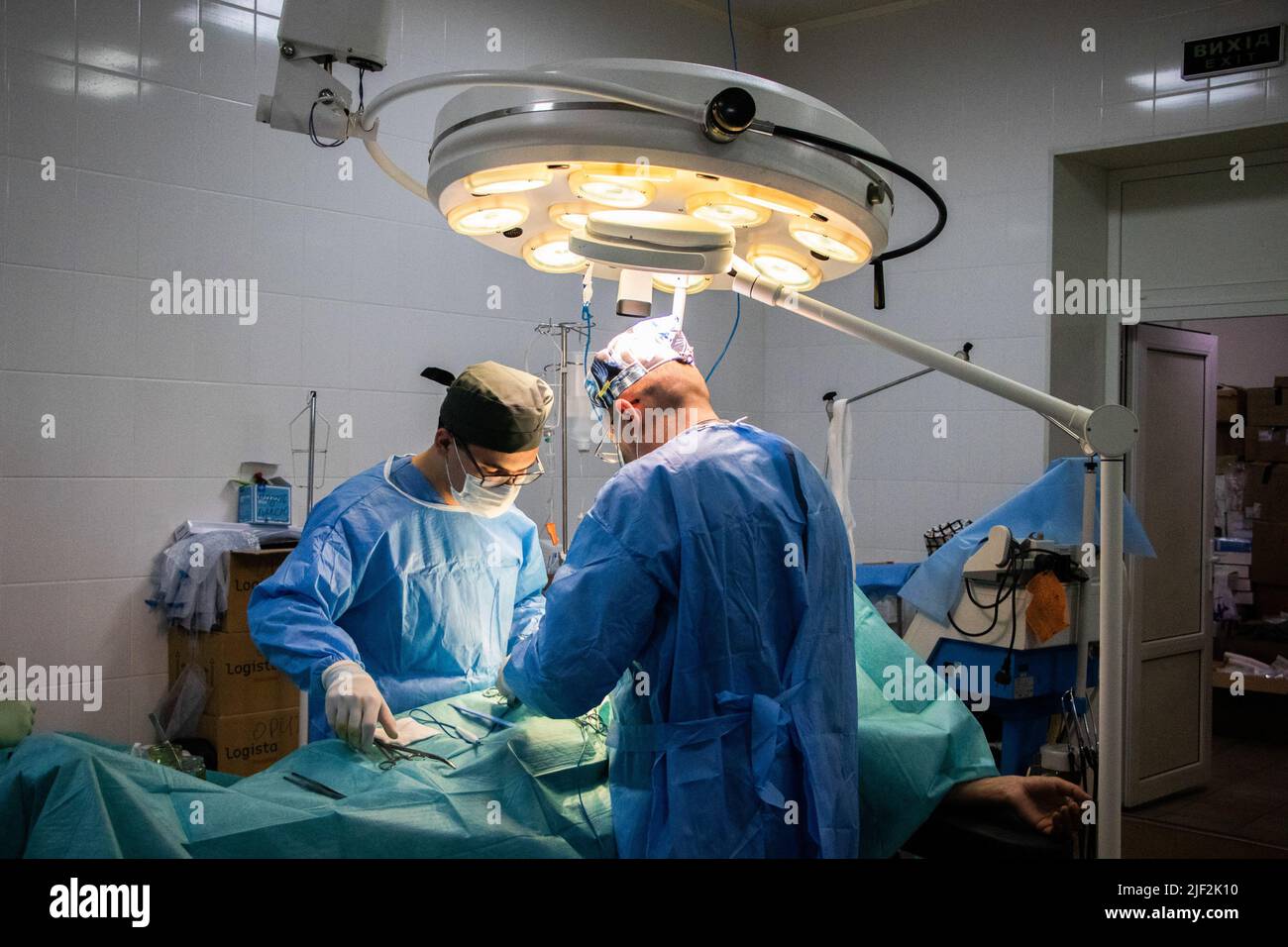 Zaporizhzia, région de Zaporizhzia, Ukraine. 15th mai 2022. Les médecins opèrent sur un soldat blessé par un shrapnel. L'hôpital militaire n° 5 de Zaporizhzhia, en Ukraine, est l'hôpital le plus important de la région. De nombreux soldats de première ligne sont traités ici. Les médecins, les infirmières et les bénévoles travaillent 24 heures sur 24. (Credit image: © Lara Hauser/SOPA Images via ZUMA Press Wire) Banque D'Images