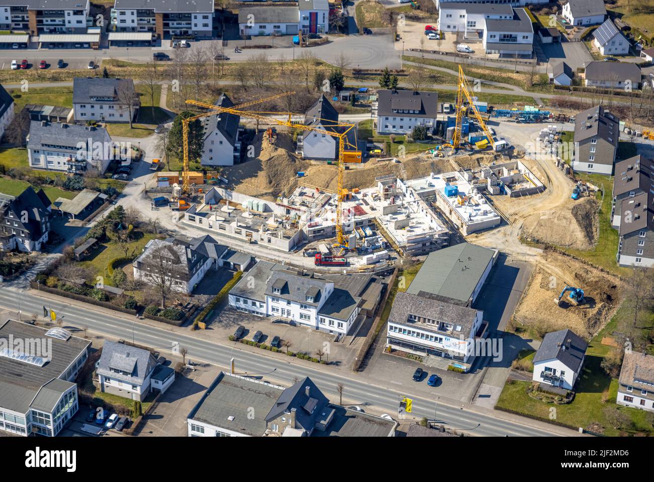 Vue aérienne, chantier de construction et nouveau bâtiment vue large complexe résidentiel avec garderie dans la rue Hohe Fohr, Schmallenberg, Sauerland, Nord R. Banque D'Images