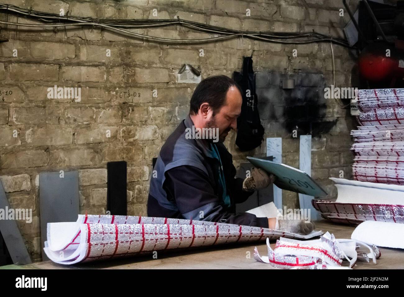 Zaporizhzhia, Ukraine. 06th mai 2022. † les civils ukrainiens ont transformé leur espace d'atelier en une petite usine de Zaporizhzhya, où la ligne de front est à 50 kilomètres de la ville. Ils produisent des plaques à l'épreuve des balles faites à la main en tant qu'armures corporelles pour l'armée ukrainienne et les civils qui combattent l'invasion russiaís. Ils travaillent jour après jour en raison de l'énorme demande. (Photo par Lara Hauser/SOPA Images/Sipa USA) crédit: SIPA USA/Alay Live News Banque D'Images