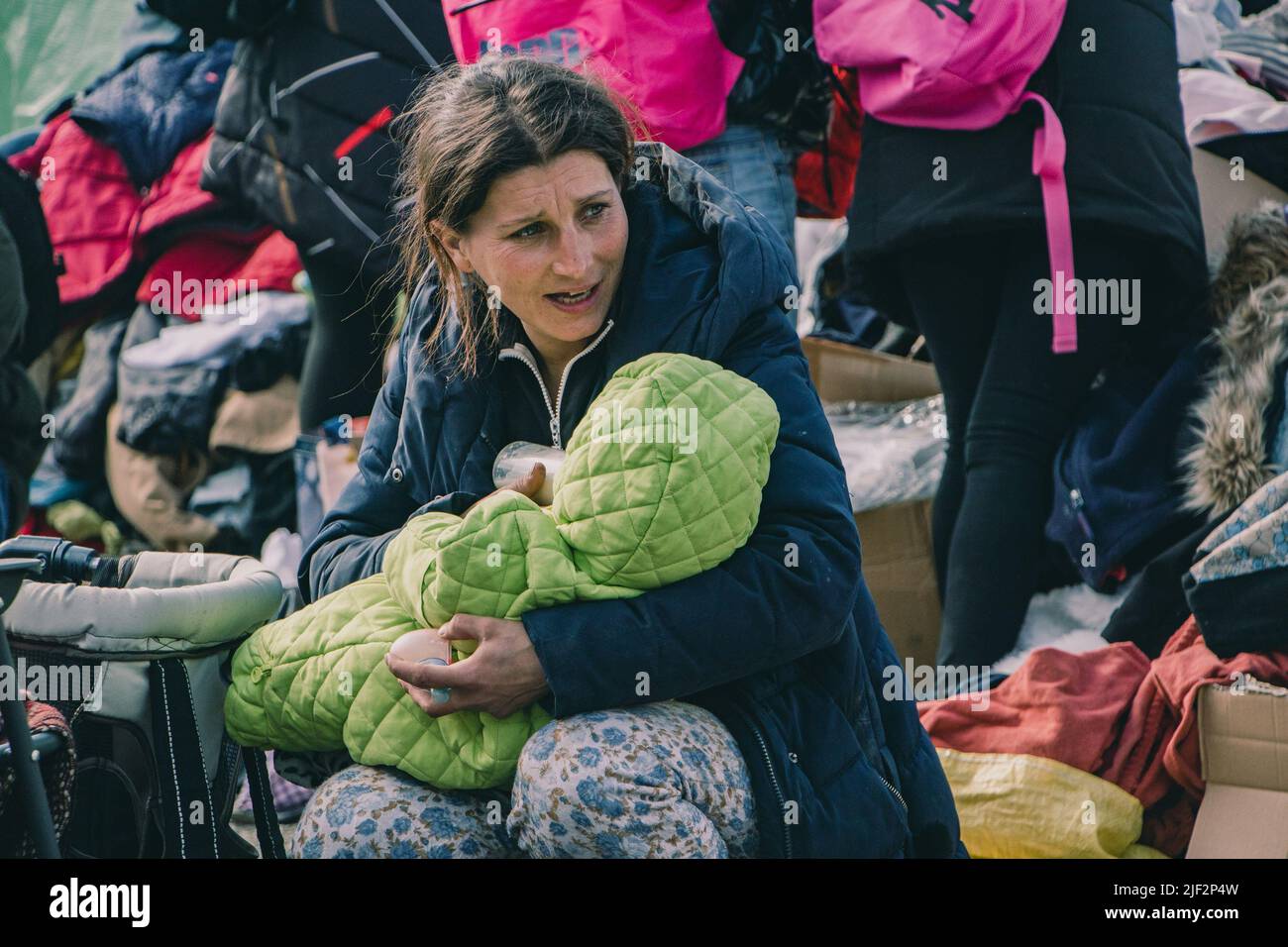 Medyka, Pologne, Pologne. 14th mars 2022. La mère ukrainienne nourrit son enfant. Le camp de réfugiés de Medyka, en Pologne, est l'un des postes frontaliers les plus fréquentés. Depuis le début de la guerre en Ukraine, des milliers de réfugiés ukrainiens sont arrivés à cette frontière. (Credit image: © Lara Hauser/SOPA Images via ZUMA Press Wire) Banque D'Images