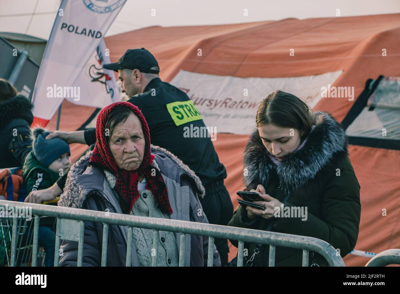 Medyka, Pologne, Pologne. 15th mars 2022. Une femme âgée et épuisée attend le bus le camp de réfugiés de Medyka, en Pologne, est l'un des postes frontaliers les plus fréquentés. Depuis le début de la guerre en Ukraine, des milliers de réfugiés ukrainiens sont arrivés à cette frontière. (Credit image: © Lara Hauser/SOPA Images via ZUMA Press Wire) Banque D'Images