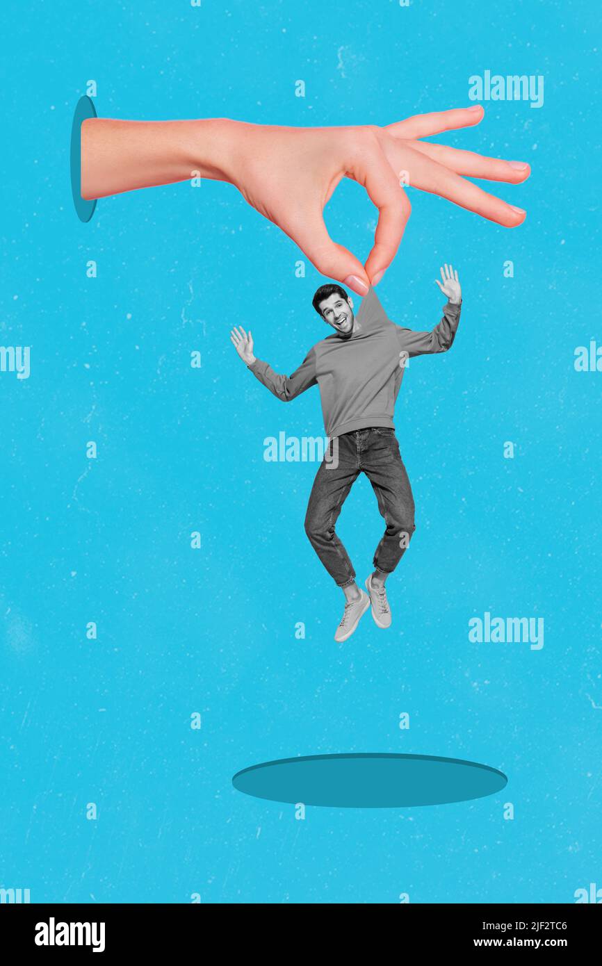 L'image de collage composite verticale des grands doigts de bras tient mini positif mec noir blanc couleurs isolées sur fond bleu de dessin Banque D'Images