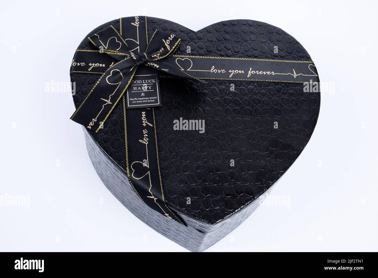 boîte cadeau en forme de coeur isolée sur fond blanc. Banque D'Images