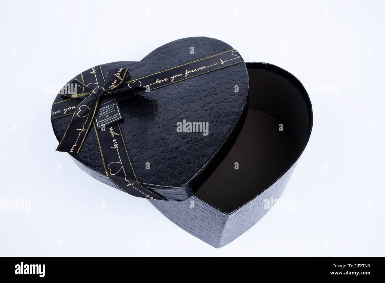 boîte cadeau en forme de coeur isolée sur fond blanc. Banque D'Images