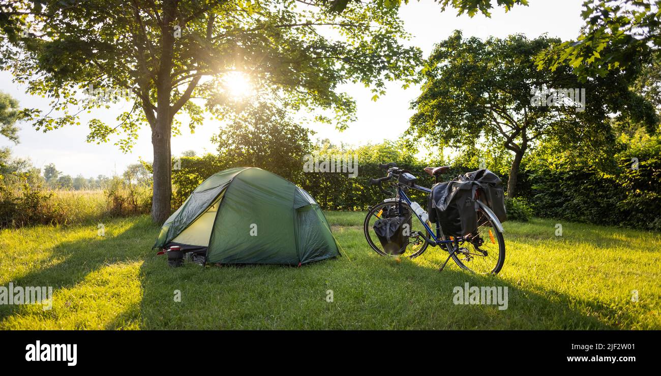 Camping au cours d'une excursion de bikepacking au coucher du soleil Banque D'Images