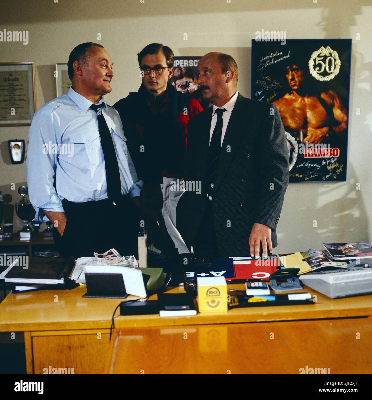 Alles im Griff, ZDF Fernsehfilm, Deutschland, 1990, Szene Krisenstab im Chemiewerk: Werner Kreindl als Rambold, Hans-Jürgen Schatz als Dr. Garleff, Wolf-Dietrich Berg als Bilkin. Alles im Griff, film TV, Allemagne, 1990, équipe de crise de scène à l'usine chimique: Werner Kreindl, Hans-Juergen Schatz, Wolf Dietrich Berg Banque D'Images