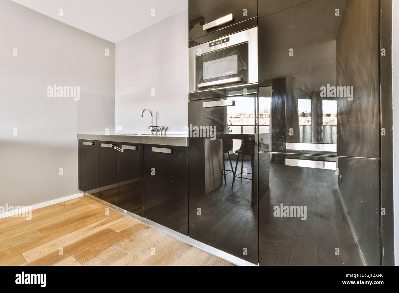 Décoration intérieure d'appartement loft moderne avec cuisine ouverte dans un style minimaliste et spacieuse salle à manger avec table et chaises Banque D'Images