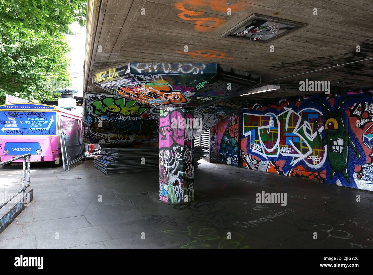 À côté de la Tamise, la rive sud est une zone dynamique au cœur de la scène culturelle de Londres. Le Southbank Center, le Théâtre national et le cinéma BFI sont des lieux artistiques de classe mondiale. La promenade au bord de la rivière est bordée d'arbres, de restaurants et de pubs historiques, et est le site de foires et d'événements fréquents. Les touristes admirent des sites emblématiques tels que Big Ben et la cathédrale Saint-Paul depuis la grande roue London Eye Banque D'Images