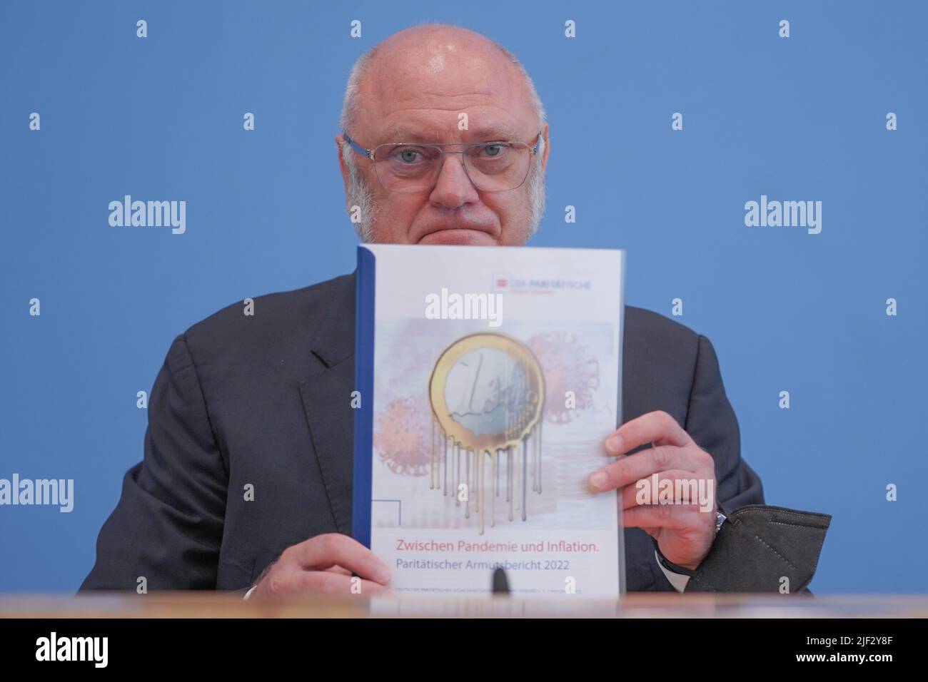 Berlin, Allemagne. 29th juin 2022. Ulrich Schneider, Directeur général du Paritätischer Gesamtverband, présente le Paritätischer Armutsbericht (Rapport sur la pauvreté de la parité) pour 2021 à la Haus der Bundespressekonferenz. Credit: Jörg Carstensen/dpa/Alay Live News Banque D'Images