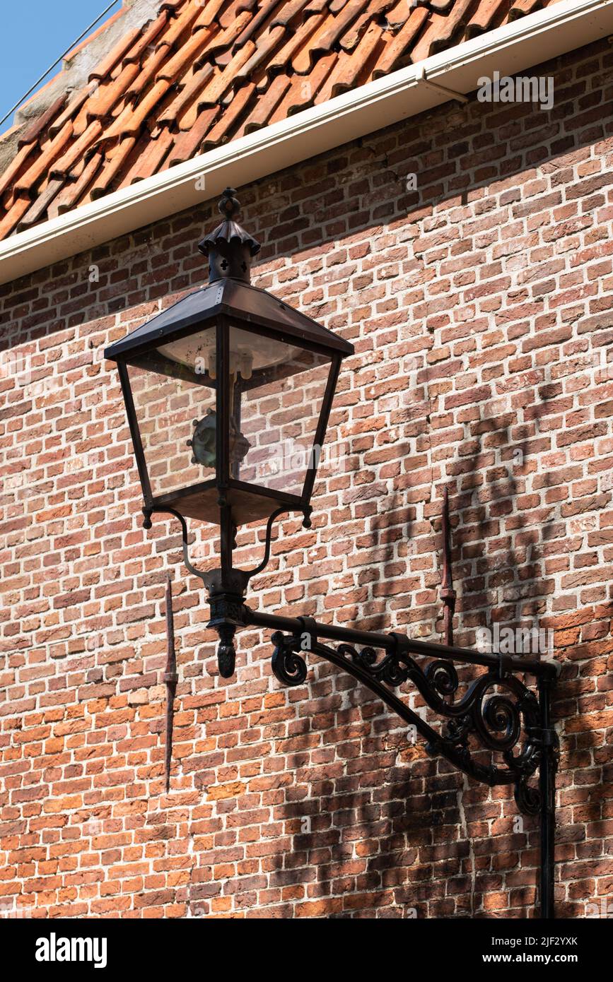 Enkhuizen, pays-Bas. Juin 2022. Ancienne lanterne contre la façade d'une maison. . Photo de haute qualité. Gros plan. Banque D'Images