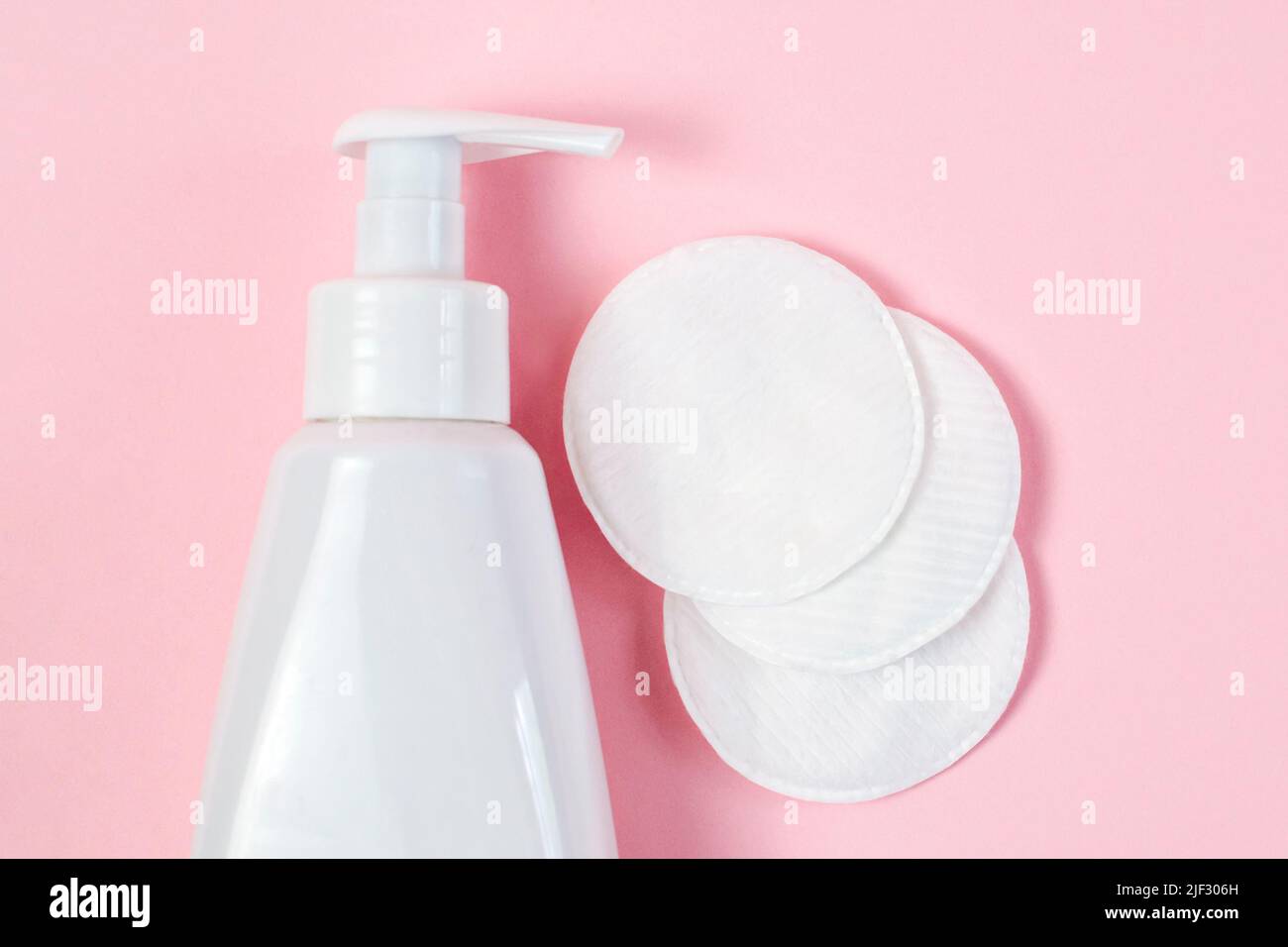 Bouteille blanche avec gel pour laver et essuyer les visages, tampons et bâtons en coton doux, eau micellaire pour enlever le maquillage, nettoyage de la peau et traitement cosmétique Banque D'Images