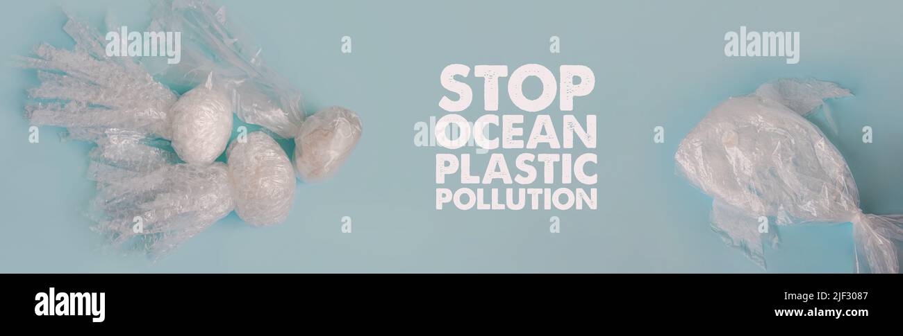 La vie marine et océanique à partir des déchets. Poissons et méduses de déchets plastiques sur fond bleu. Pollution de la planète. Concept de sauvegarde de l'environnement Banque D'Images