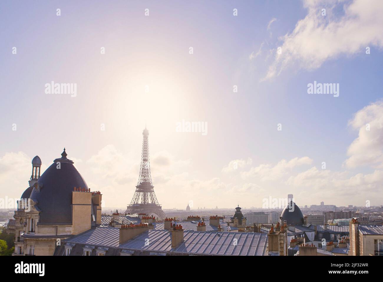Paris France admirez la Tour Eiffel les toits emblématiques de l'architecture historique européenne ville d'amour Banque D'Images