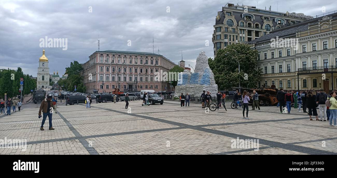 Kiev, Ukraine 23 mai 2022: Soigneusement protégé du monument de bombardement à la princesse Olga, l'apôtre Andrew, Cyril et Methodius est situé à Kiev Banque D'Images