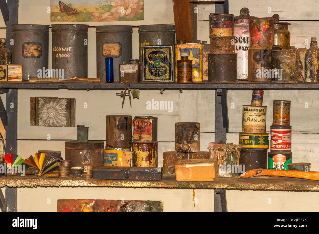 Enkhuizen, pays-Bas. Juin 2022. Magasin de peinture avec boîtes de peinture exposées dans Enkhuizen. Photo de haute qualité. Mise au point sélective. Banque D'Images