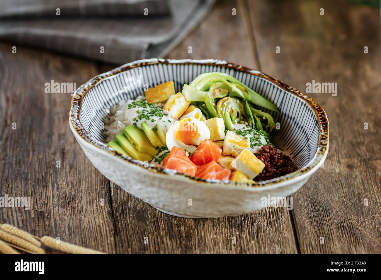 Portion de saumon poke Bowl avec légumes Banque D'Images