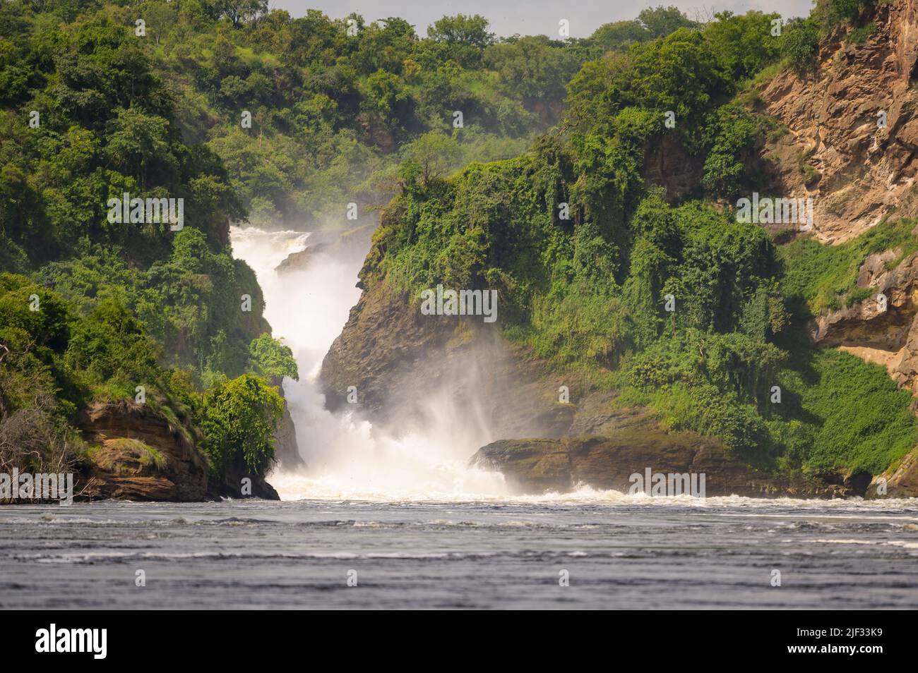 Cascade dans le parc national de Murchinson Falls en Ouganda, jour ensoleillé en mai Banque D'Images
