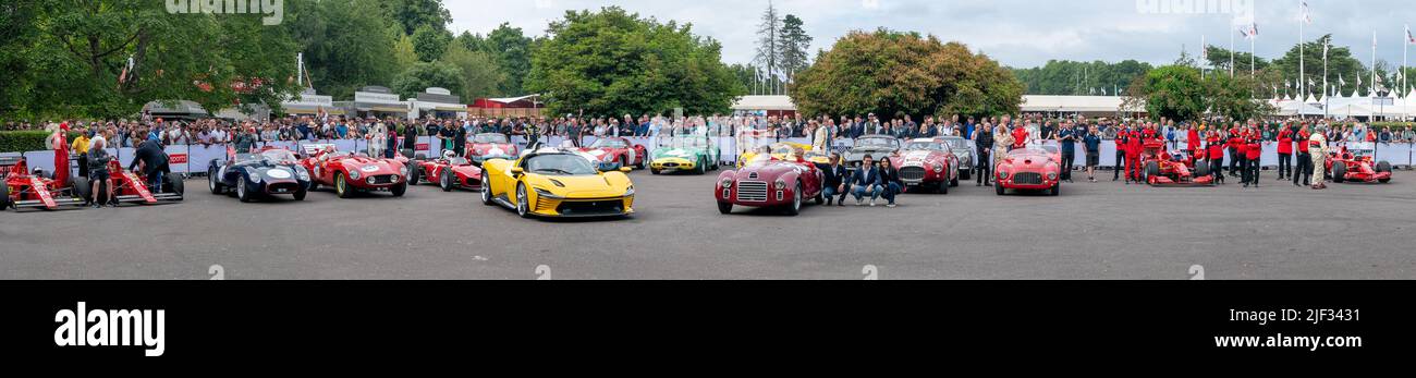 Gamme panoramique des voitures de performance Ferrari anciennes et nouvelles dans le paddock au Festival de la vitesse 2022 Banque D'Images