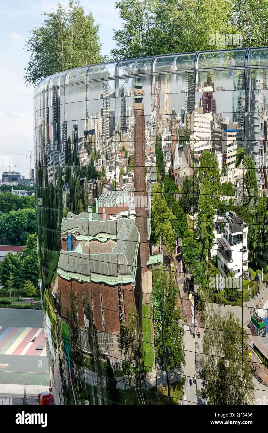 Rotterdam, pays-Bas, 24 juin 2022: musée Boymans et la ville environnante se reflétant dans la façade miroir du bâtiment du dépôt Banque D'Images