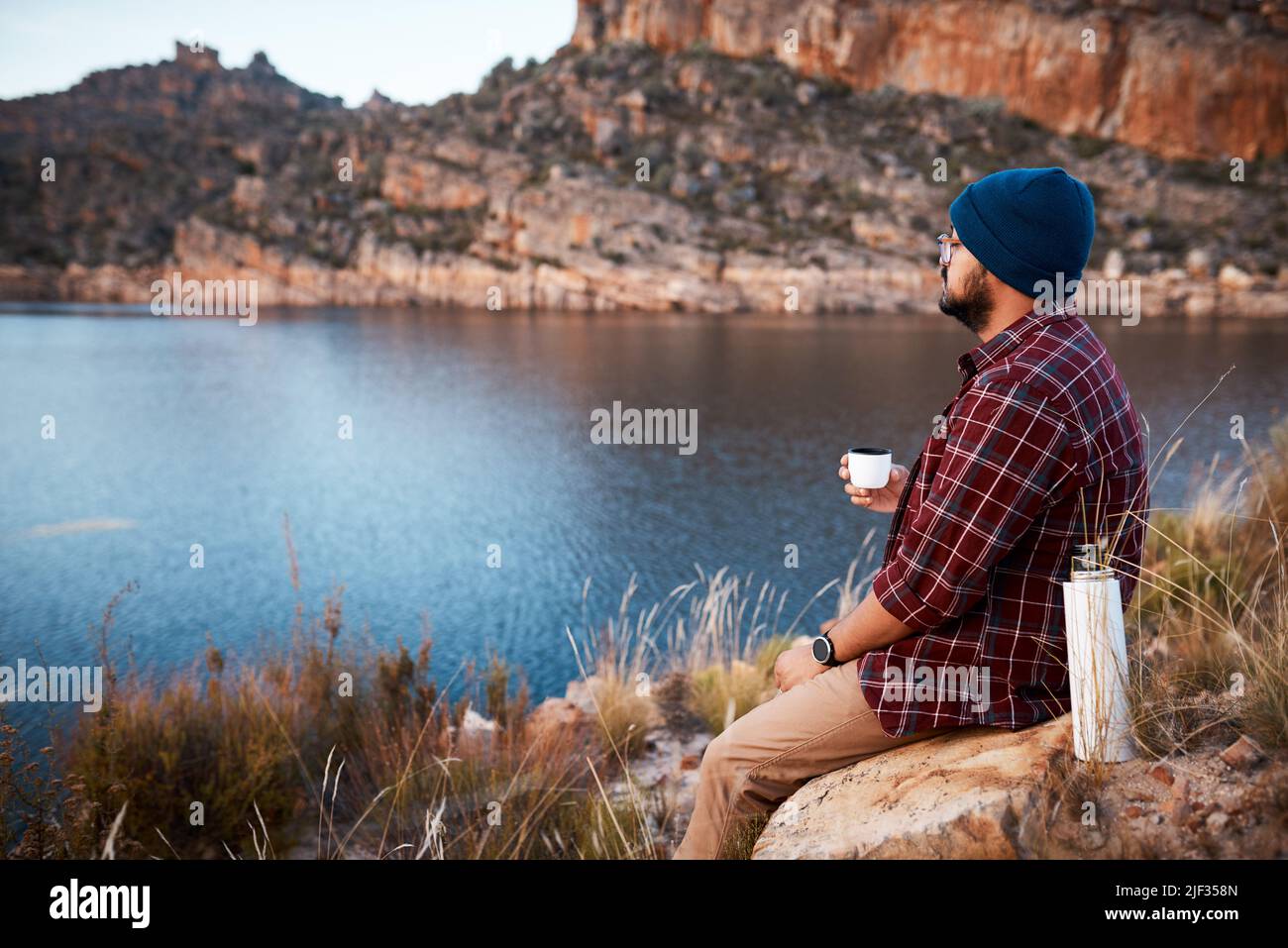 Un homme aime la paix tout en buvant du café sur le camping de montagne Banque D'Images