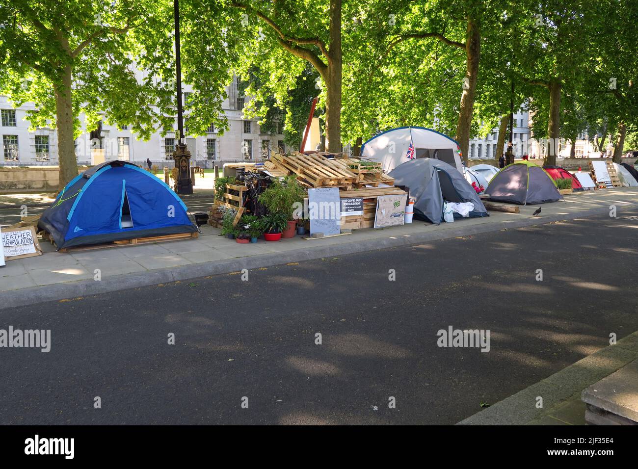 Le camp des manifestants s'est installé sur Victoria Embankment, Londres. Le camp proteste contre les vaccinations Covid-19 en plus d'autres choses. Banque D'Images