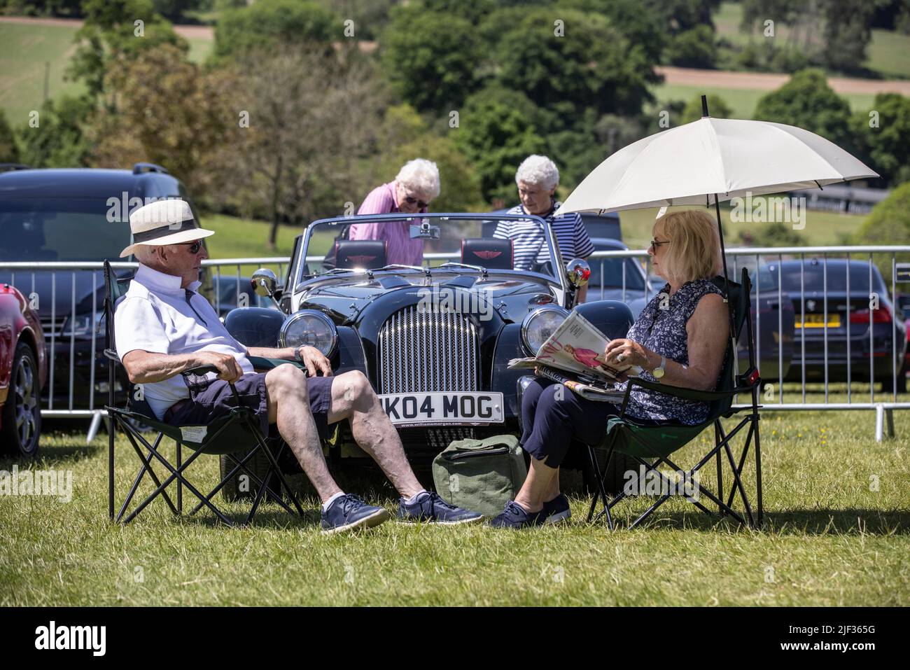 PHOTO:JEFF GILBERT 22nd mai 2022 Henley-on-Thames, Royaume-Uni les passionnés de voitures John et Marbie Kick essaient de profiter du temps chaud pendant que les gens regardent leurs Banque D'Images