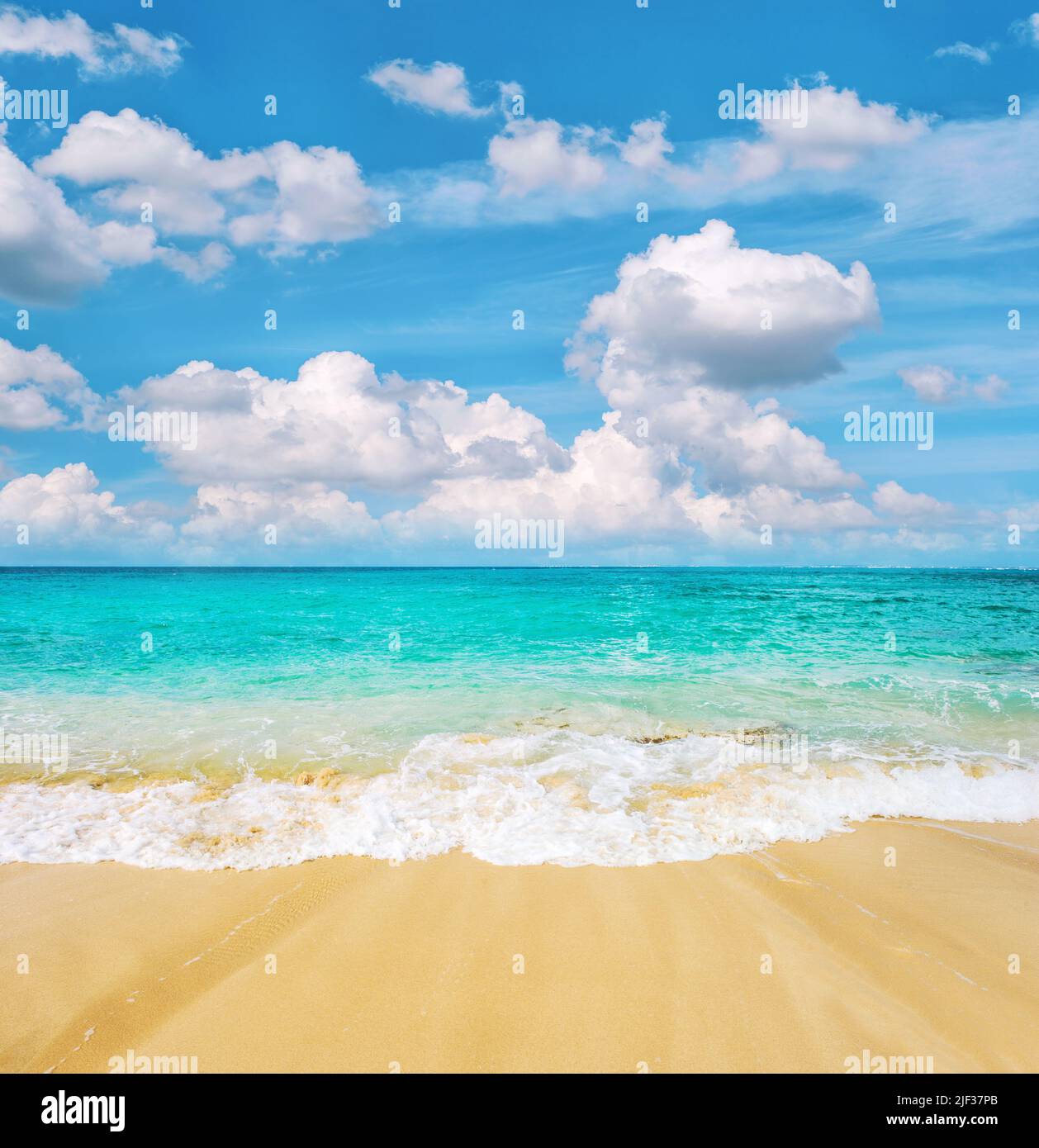 Plage de sable, mer turquoise et ciel bleu ciel nuageux. Arrière-plan des voyages d'été Banque D'Images