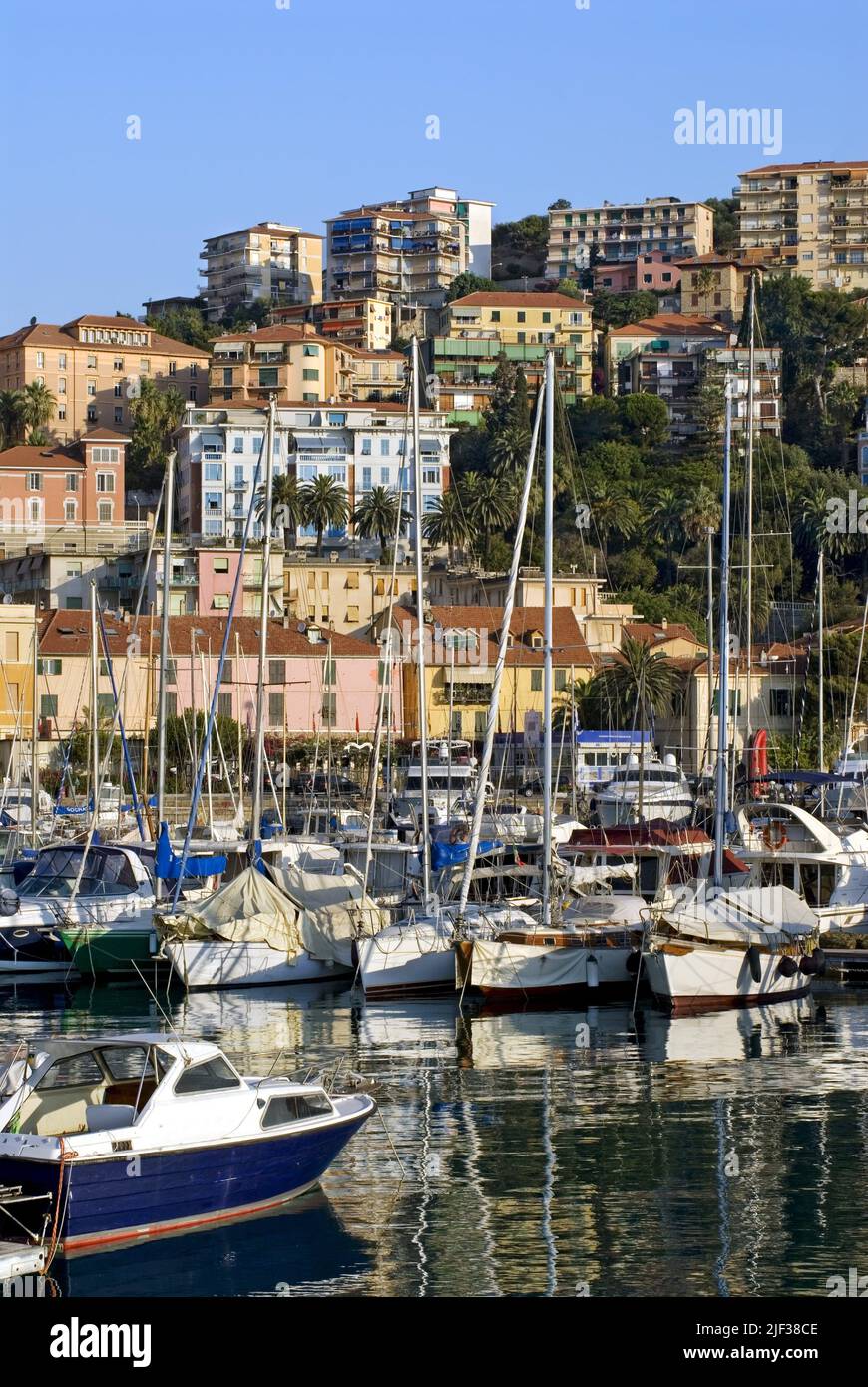 Port de plaisance d'Oneglia sur la côte Ligurienne, Italie, Ligurie, Oneglia Banque D'Images