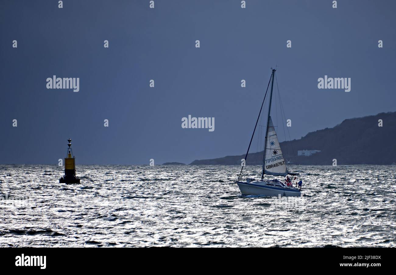 Yacht naviguant sous une grande voile reefed dans un vent fort Banque D'Images