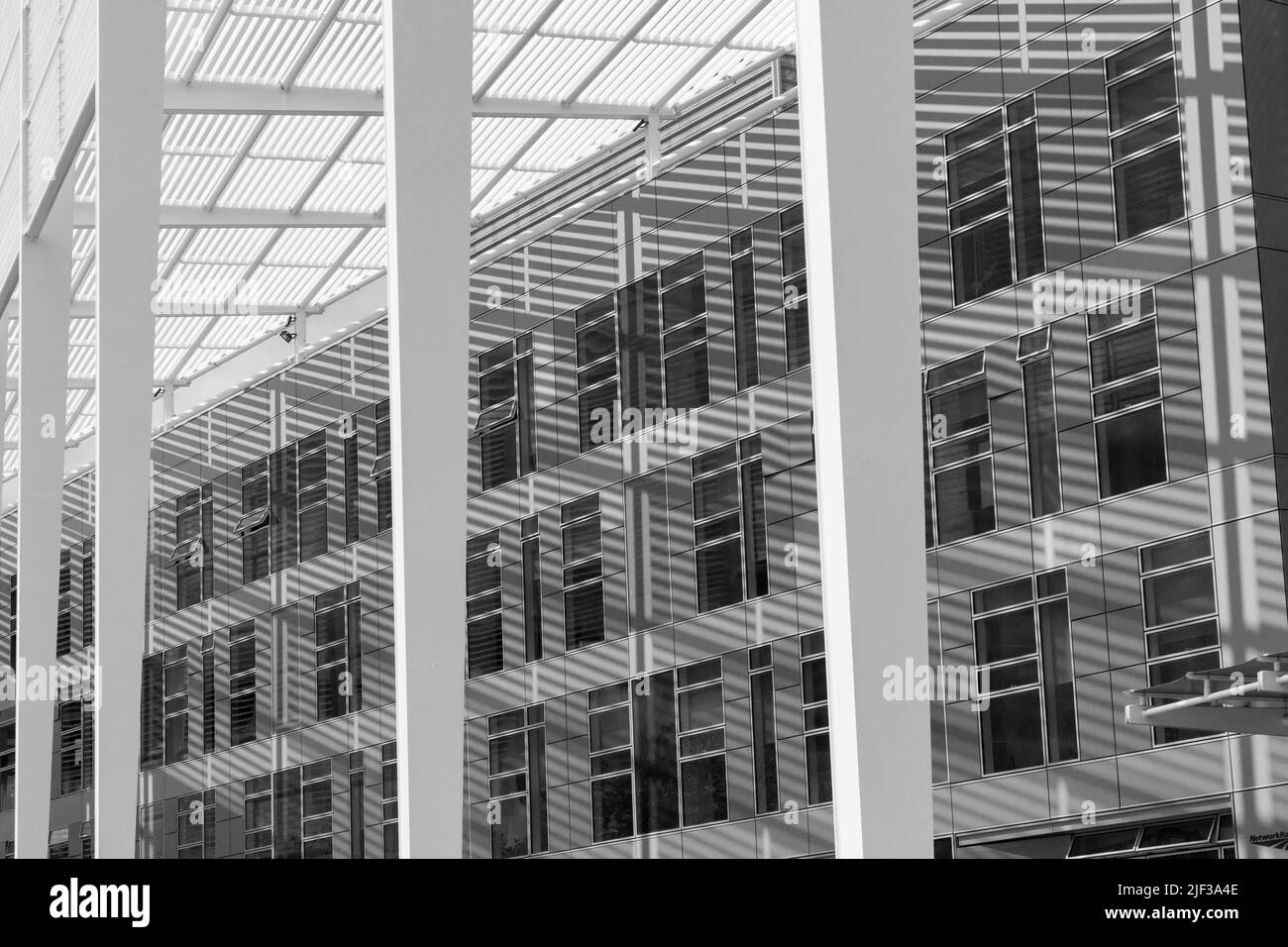 Le bâtiment Quadrant de Milton Keynes, Buckinghamshire, Royaume-Uni en juin - noir et blanc monochrome monochrome monochrome noir et blanc noir et blanc Banque D'Images