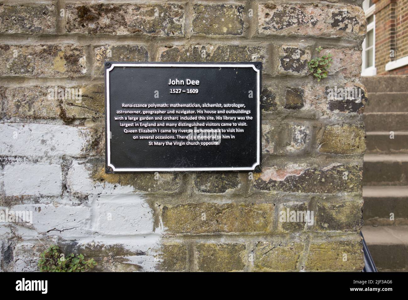 Plaque commémorant John Dee sur la Thames Path à Mortlake, Londres, Angleterre, Royaume-Uni Banque D'Images