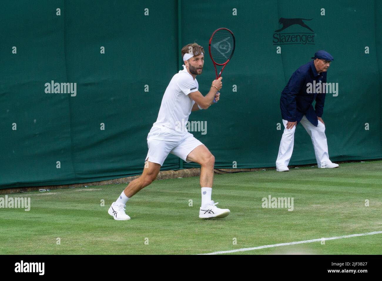 Wimbledon, Royaume-Uni, 28 juin 2022 : le joueur de tennis britannique Liam Broady en action sur le court 17 aux championnats de tennis de Wimbledon. Le joueur né à Stockport, âgé de 28 ans, a battu Lukas Klein en 5 pour participer au premier tour du tournoi. Anna Watson/Alay Live News Banque D'Images