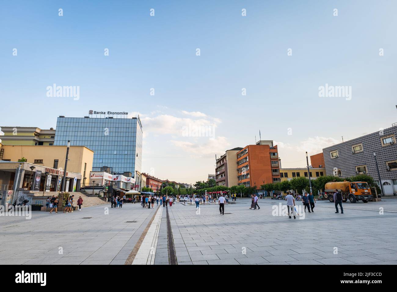 Pristina, Kosovo - juin 2022 : vue sur la rue du centre-ville de Pristina dans le centre. Paysage urbain de la zone centrale de Pristina, capitale du Kosovo. Banque D'Images