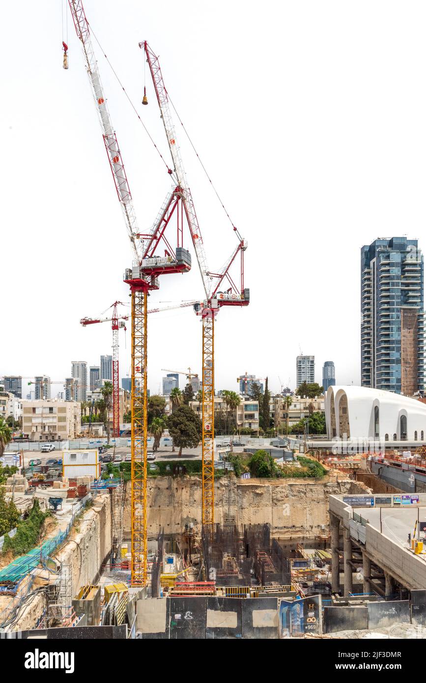 Tel Aviv, Israël - mai 2022 : contexte du chantier de construction. Grues de levage et nouveaux bâtiments à plusieurs étages. Arrière-plan industriel. Gros plan du complexe Somail à tel Aviv travaux de construction du nouveau bâtiment de la municipalité de tel Aviv. Banque D'Images