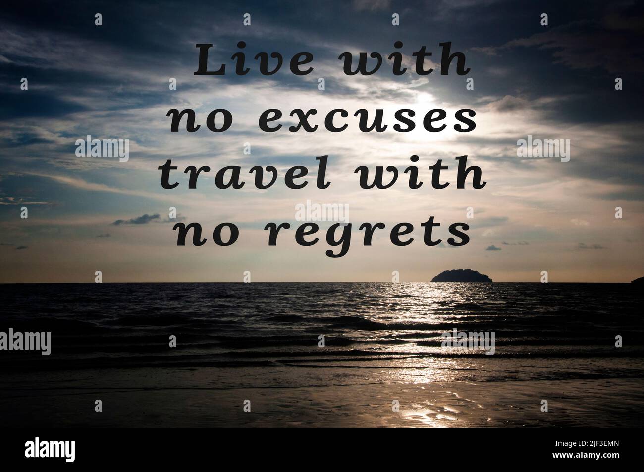 Concept de citations motivantes et inspirantes - Live sans excuses Voyage sans regret. Concept de motivation Banque D'Images