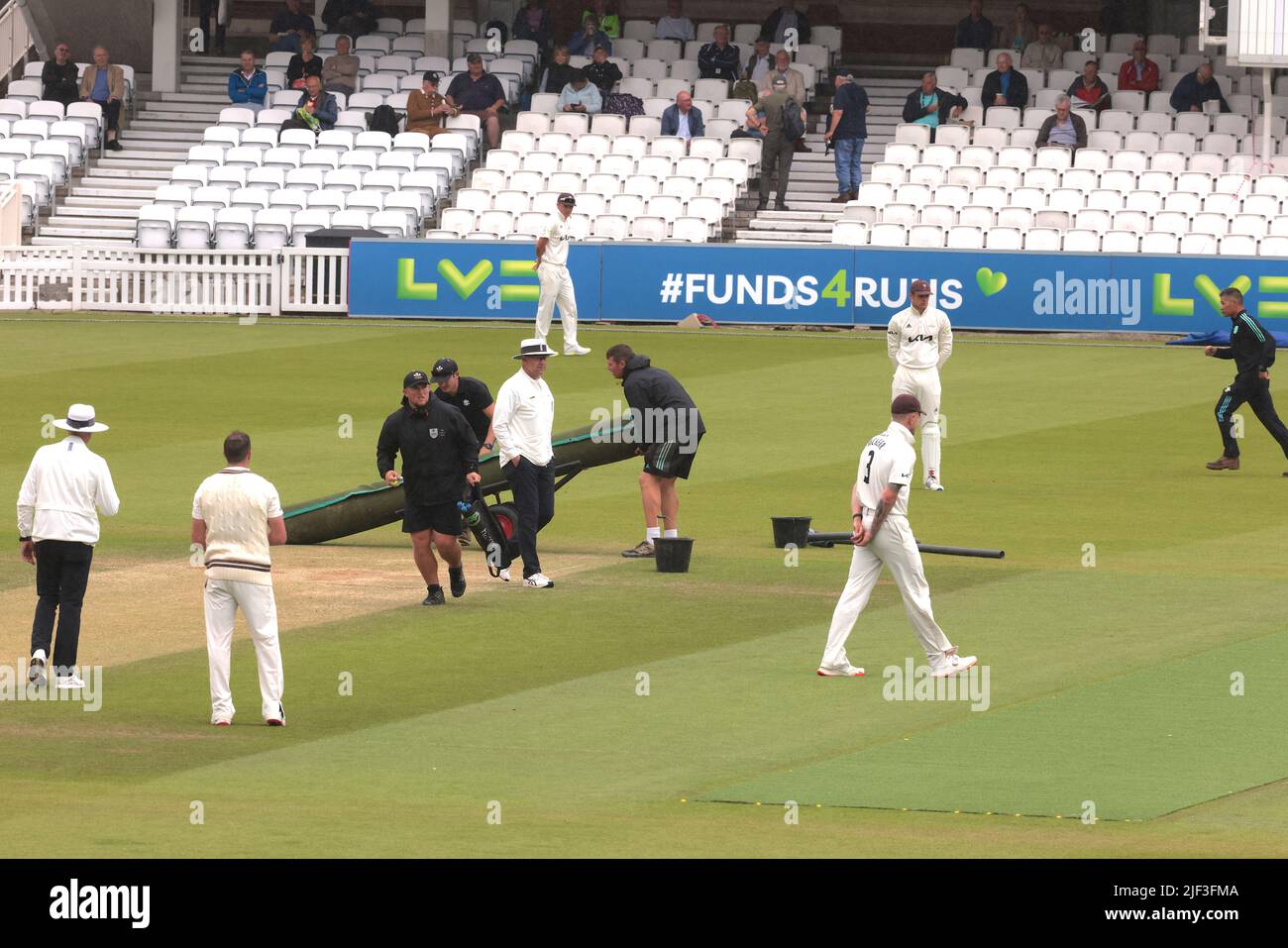 29 juin 2022. Londres, Royaume-Uni. Le personnel au sol se prépare à couvrir le cricket avant qu'une balle ne soit battante alors que la pluie recommence à s'affronter dans le championnat du comté de Surrey au Kia Oval, quatrième jour. David Rowe/Alay Live News Banque D'Images