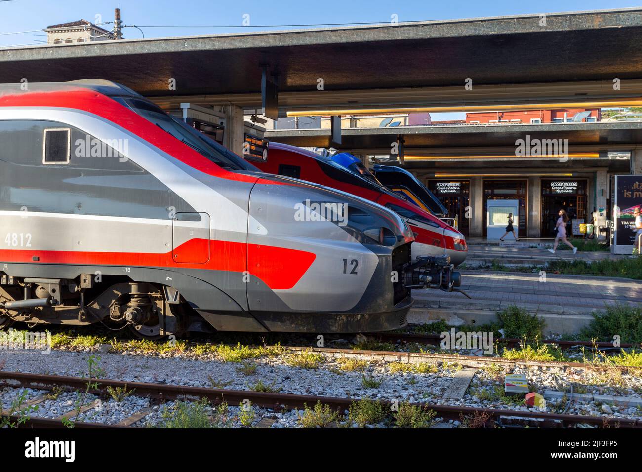 Padoue, Italie - 06 10 2022: Trains à grande vitesse le Frecce à la gare de Padoue, en été. Banque D'Images