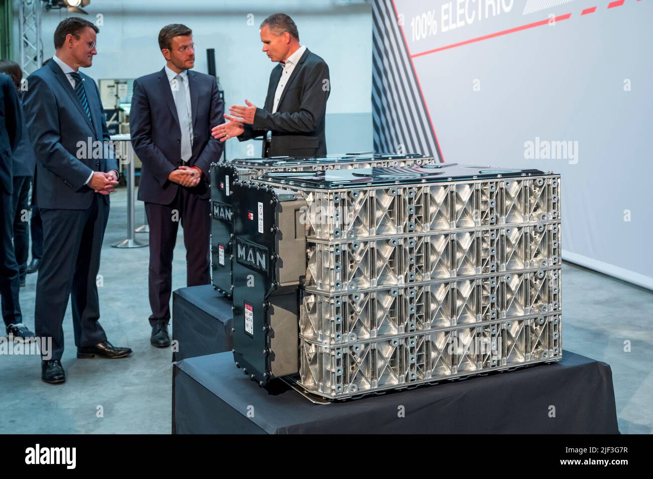 Nuremberg, Allemagne. 29th juin 2022. Un bloc de batterie de MAN qui sera utilisé pour alimenter les chariots électriques. A l'arrière-plan se trouvent Alexander Vlaskamp (l), PDG de L'HOMME, Marcus König (M, CSU), Lord Mayor de Nuremberg. Le constructeur bavarois de véhicules commerciaux MAN construit une nouvelle usine de batteries de camions sur son site de Nuremberg d'ici 2025. Credit: Daniel Vogl/dpa/Alay Live News Banque D'Images