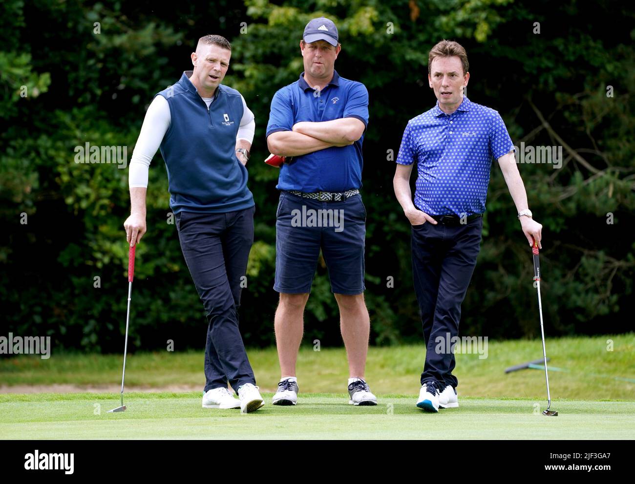 Le joueur de snooker Ken Doherty (à droite) et Tomas O'se (à gauche) pendant la journée Pro-Am de l'Horizon Irish Open 2022 à Mount Juliet Estate, Thomastown, Co Kilkenny. Date de la photo: Mercredi 29 juin 2022. Banque D'Images