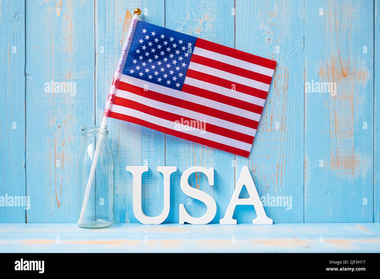 Texte des Etats-Unis et drapeau des Etats-Unis d'Amérique sur fond de table en bois. Concept des anciens combattants, du Mémorial, de l'indépendance (le 4 juillet) et de la fête du travail Banque D'Images