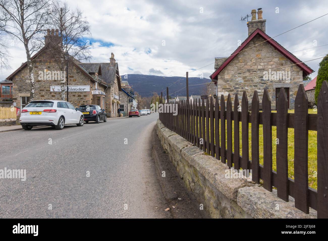 Une barrière de piquetage menant le long de la route de Mar jusqu'à Braemar, Aberdeenshire Scotland UK. Mars 2022 Banque D'Images