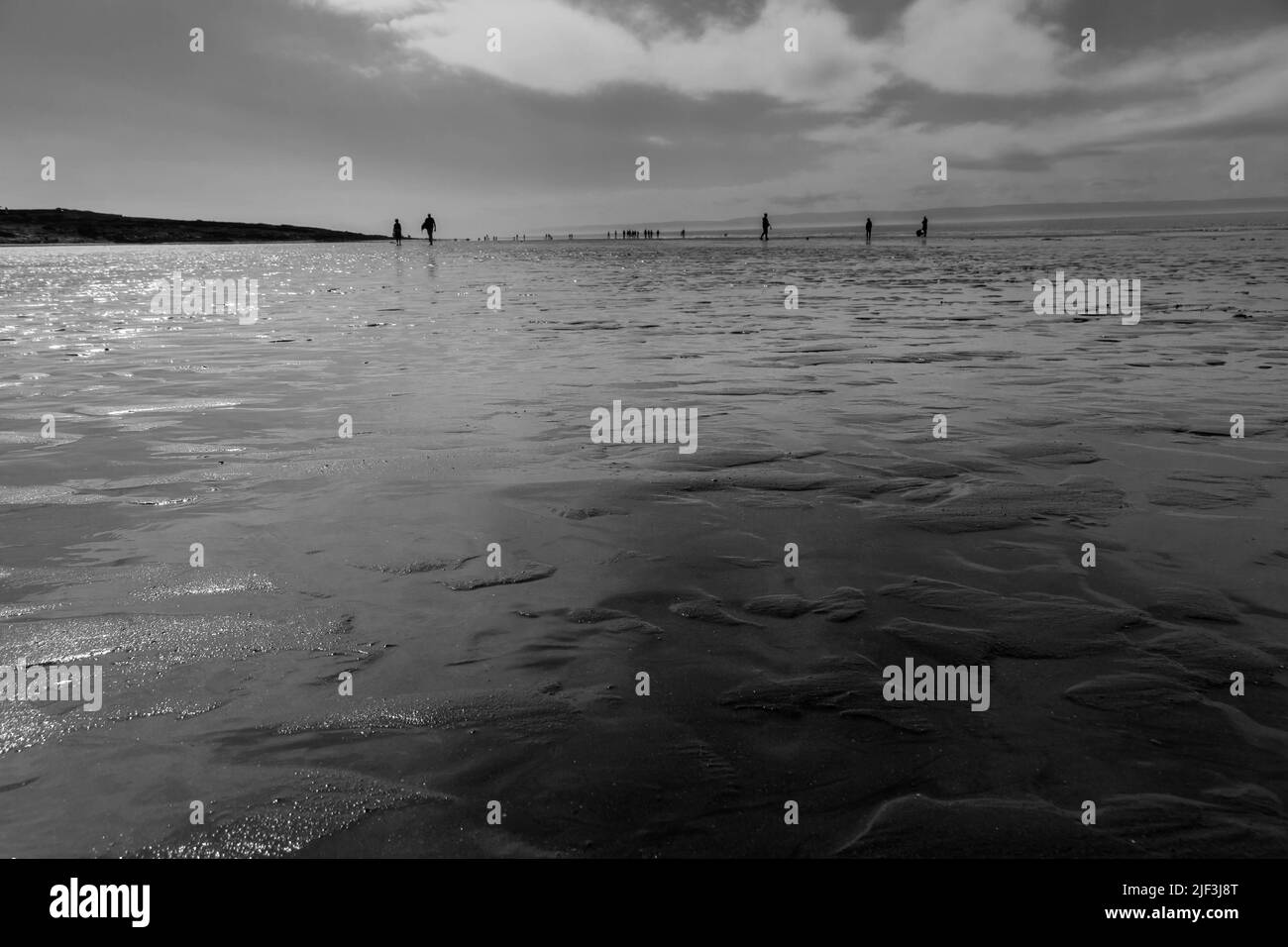Silhouettes sur la plage d'Ogmore by Sea, au sud du pays de Galles, Royaume-Uni. Avril 2022. Banque D'Images