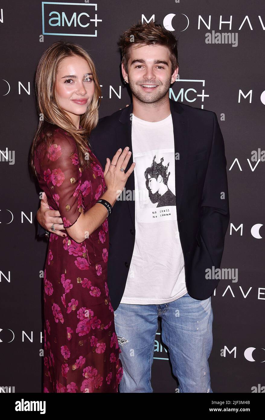 WEST HOLLYWOOD, CA - 28 JUIN : Jack Griffo (R) et son invité assistent ...