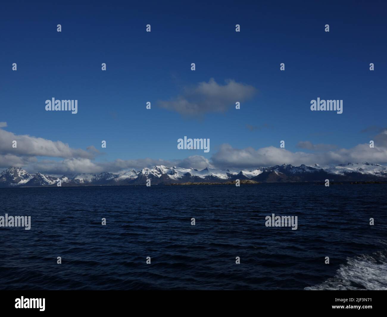 Vue sur la chaîne de montagnes qui forme Lofoten. Banque D'Images