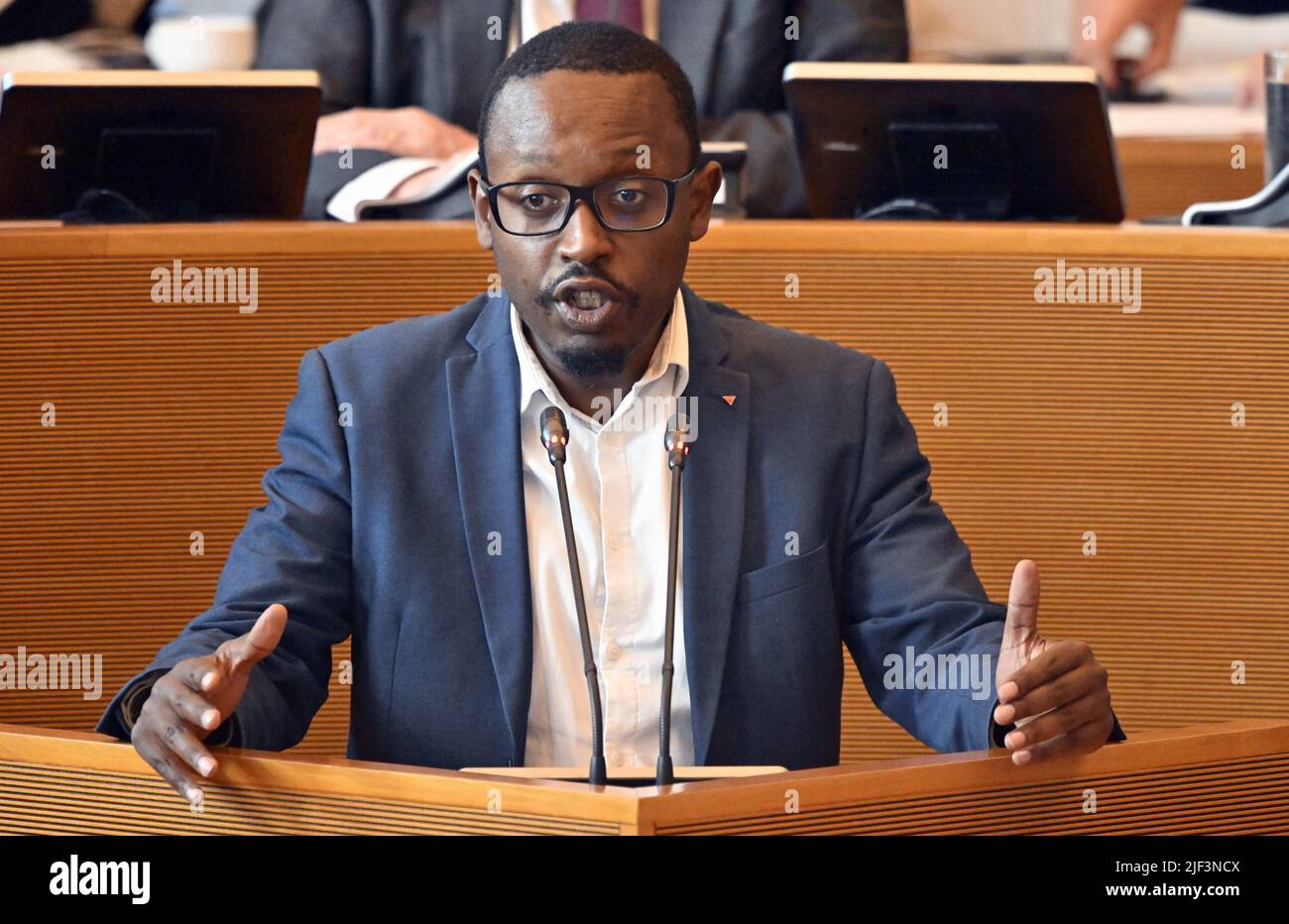 Germain Mugemangano du PTB photographié lors d'une session plénière du Parlement wallon à Namur, le mercredi 29 juin 2022. BELGA PHOTO ERIC LALMAND Banque D'Images