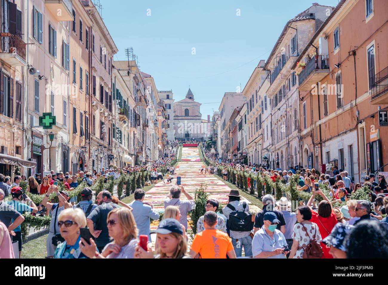 GENZANO, ITALIE - JUIN 19: Festival de fleurs l'Infiorata di Genzano sur 18 juin 2022 à Genzano, Italie, la magnifique moquette fleurie faite de pétales Banque D'Images
